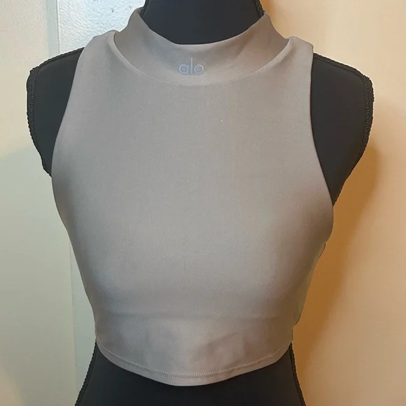 ALO Yoga Women's Taupe Sleeveless Crop Top
Workout gear - Picture 1 of 9